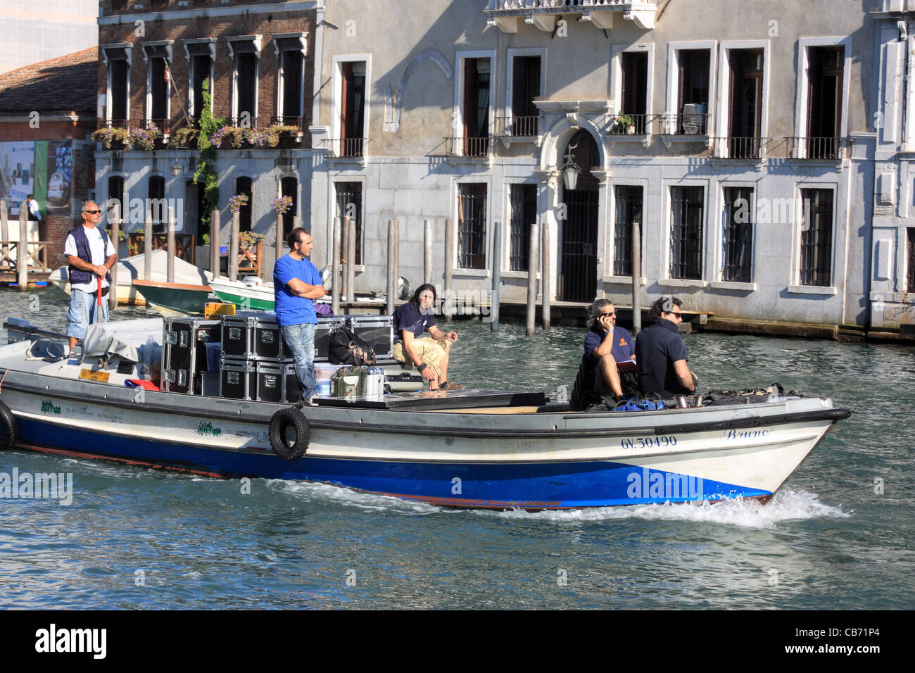 Venice International Film Festival - Film equipaggio e attrezzature di carico il trasporto in barca presso il Grand Canal Foto Stock