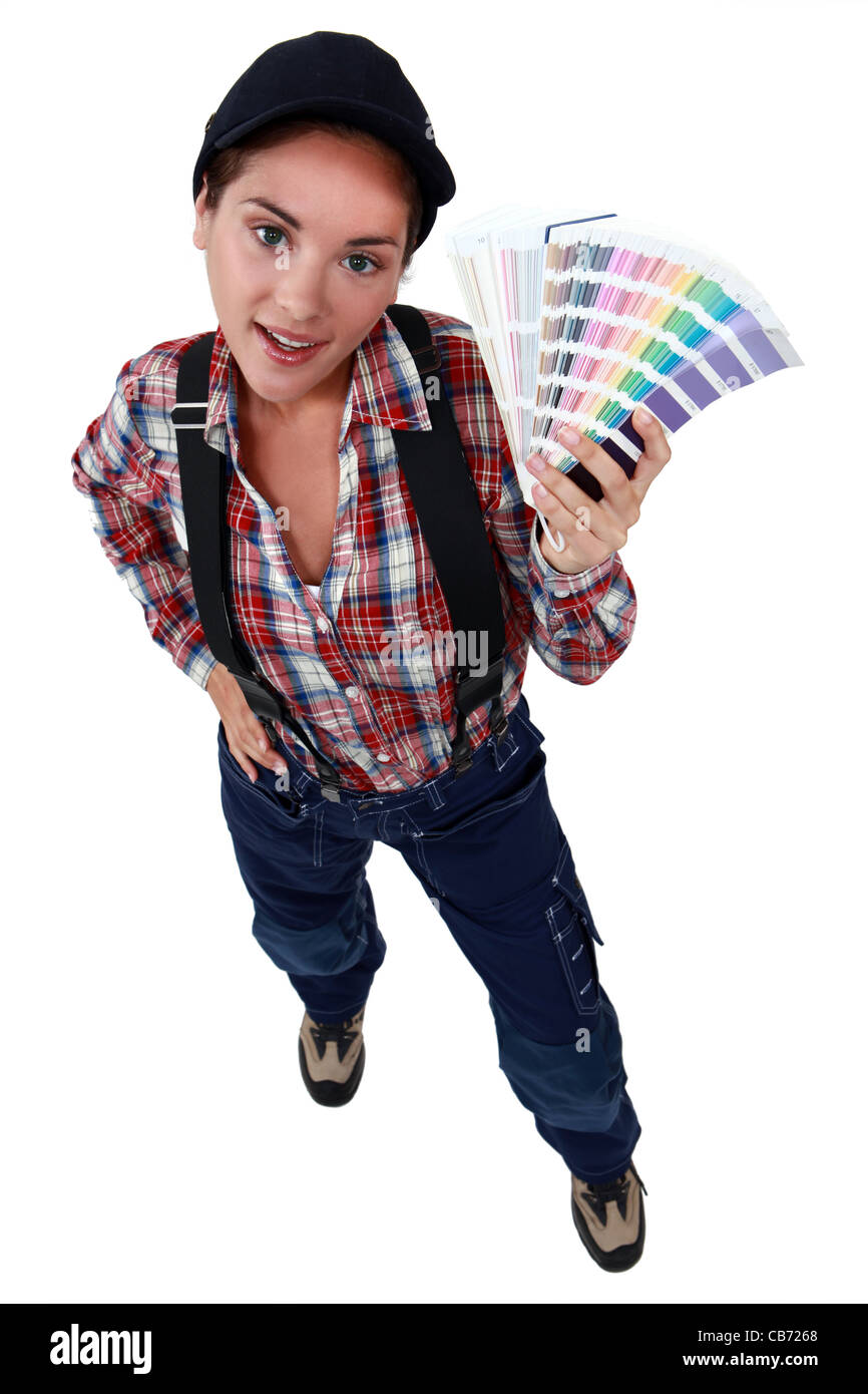 Un pittore femmina tenendo un modello di colori. Foto Stock