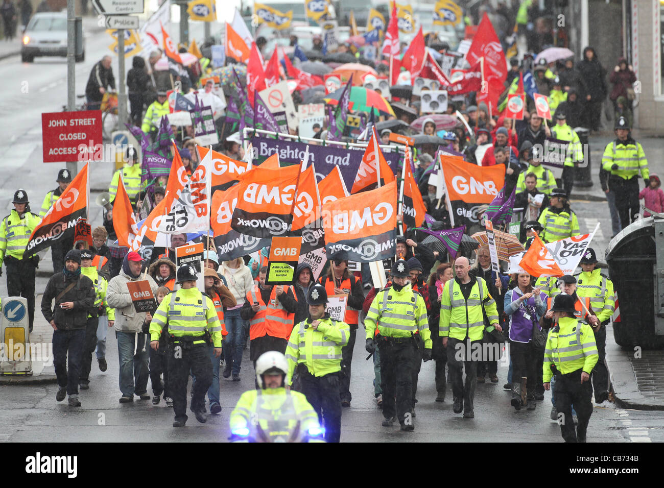 Settore pubblico percussori marzo attraverso le strade di Brighton durante uno sciopero nazionale oltre le pensioni. Foto di James Boardman. Foto Stock