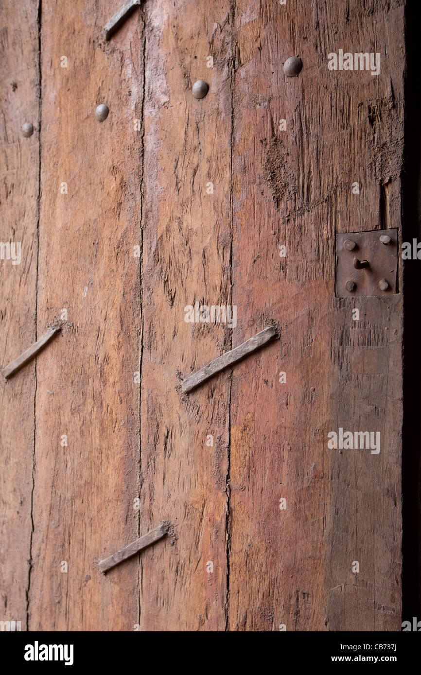 Fortificata originale porta di legno a Palazzo Fasiladas nella Royal Enclosure, Gonder, l'Etiopia settentrionale, Africa. Foto Stock