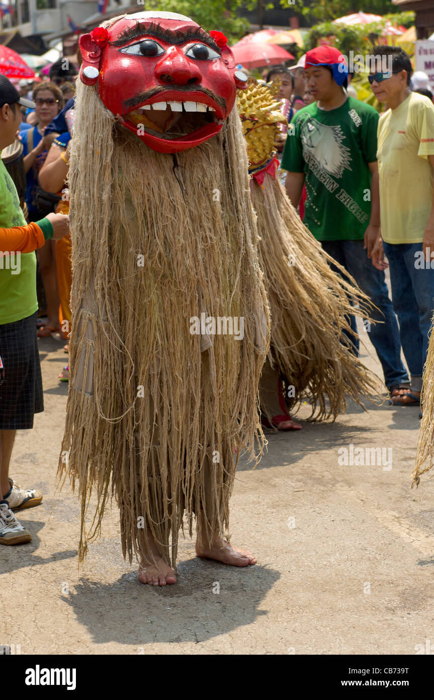 Mitica figura mascherata di Pou Nyer, in processione su Mue Nau, metà giornata di Lao Anno Nuovo (Pi Mai Lao), Luang Prabang, Laos Foto Stock