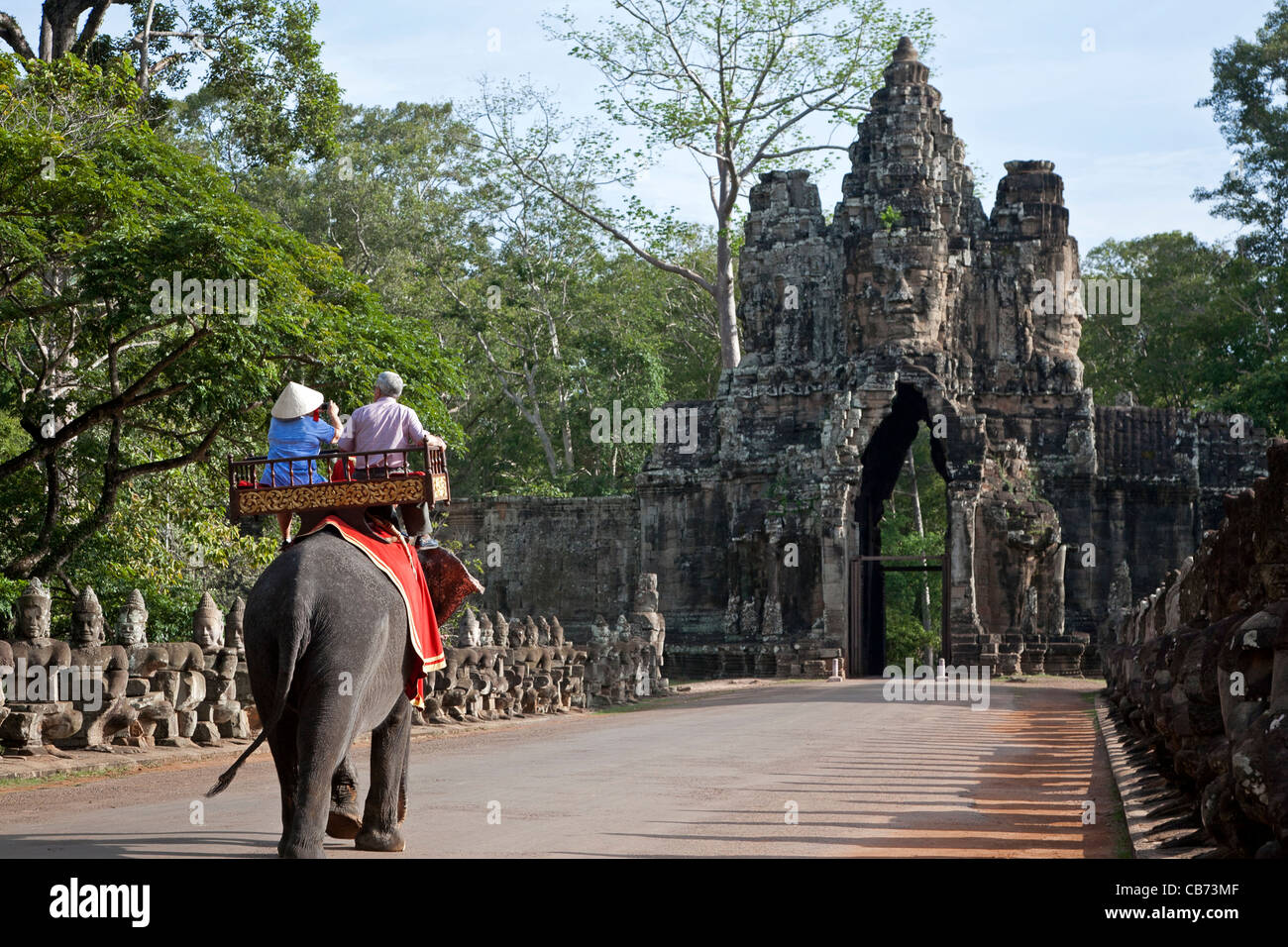 I turisti a cavallo di un elefante. Cancello per Angkor Thom. Angkor. Cambogia Foto Stock