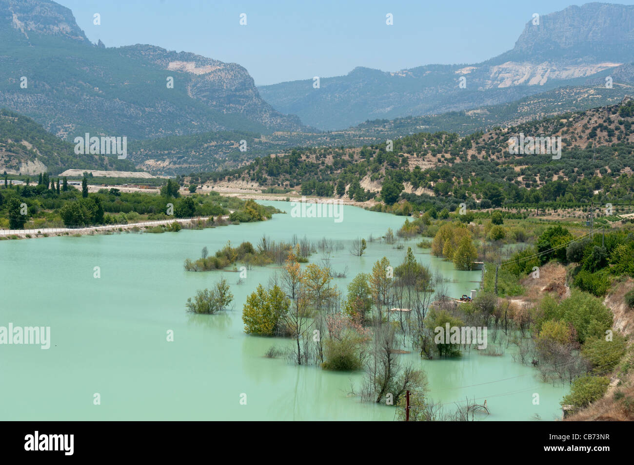 Vista panoramica della diga di Ermenek lago sul fiume Göksu Turchia Foto Stock