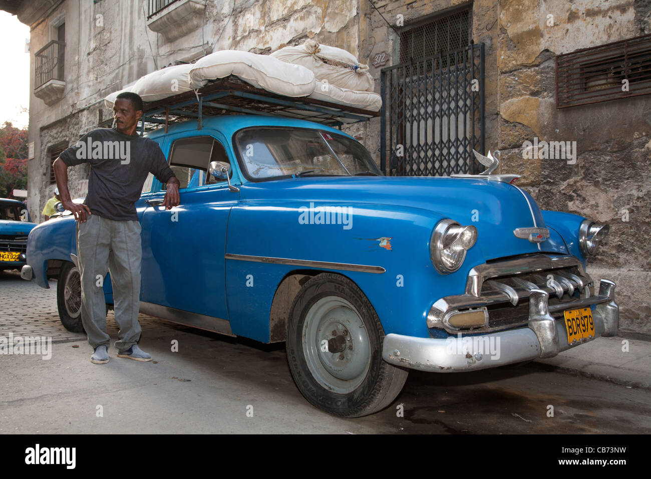 Vintage Chevrolet con un carico di materassi, Havana (La Habana, Cuba Foto Stock