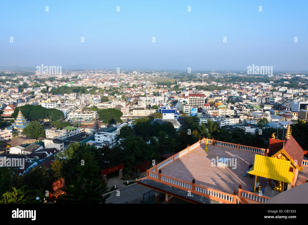 Vista del balcone sul tetto a Thai tempio Buddista sulla collina con Tachileik Myanmar sulla sinistra & Maesai Tailandia sul diritto al di sotto di esso Foto Stock