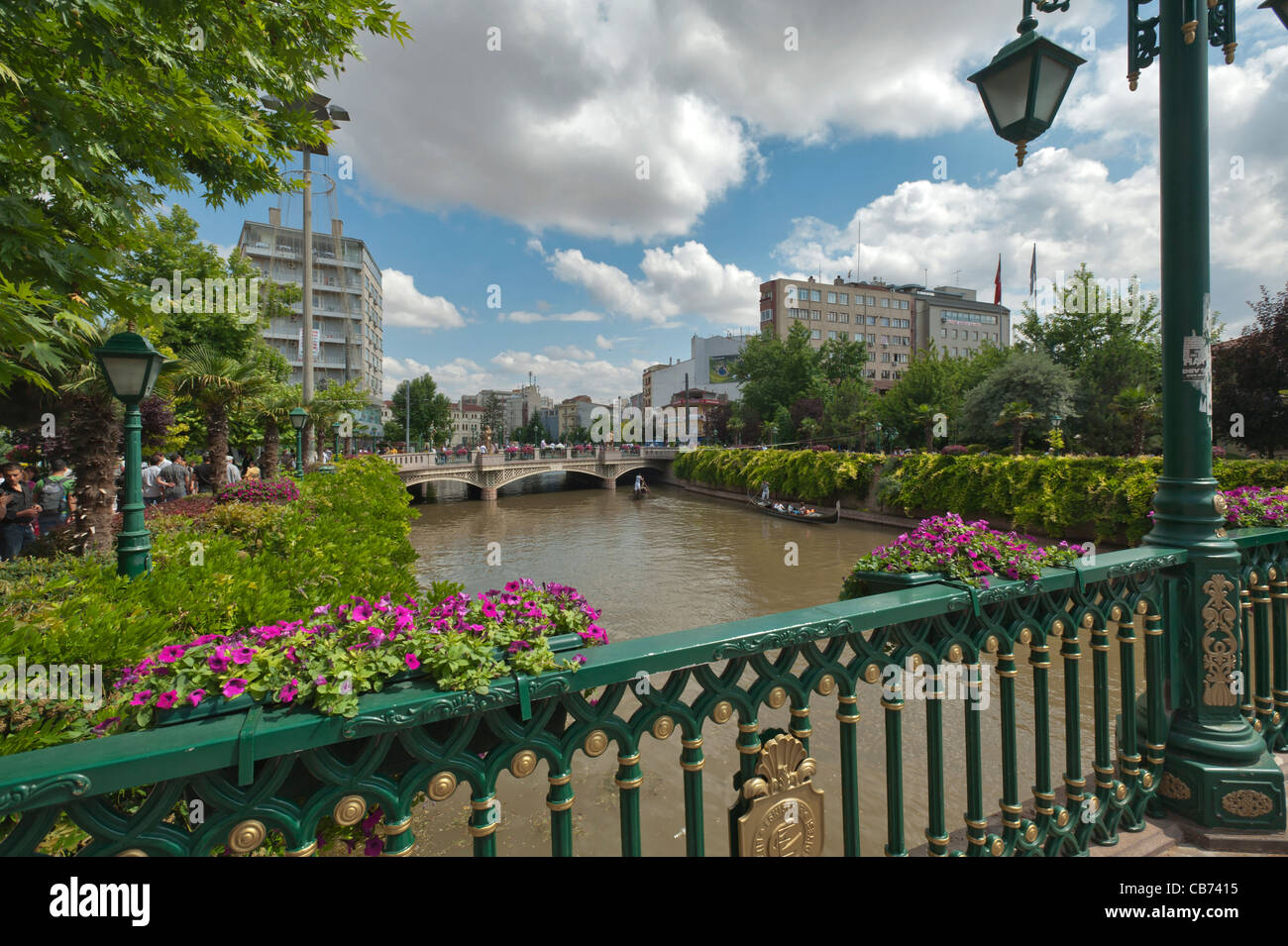 Fiume Porsuk e Eskisehir scena cittadina della Turchia Foto Stock