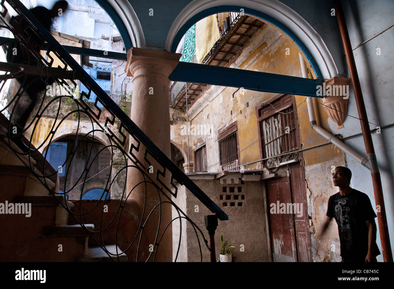 Interno di un alloggiamento multifamily edificio, Havana (La Habana, Cuba Foto Stock