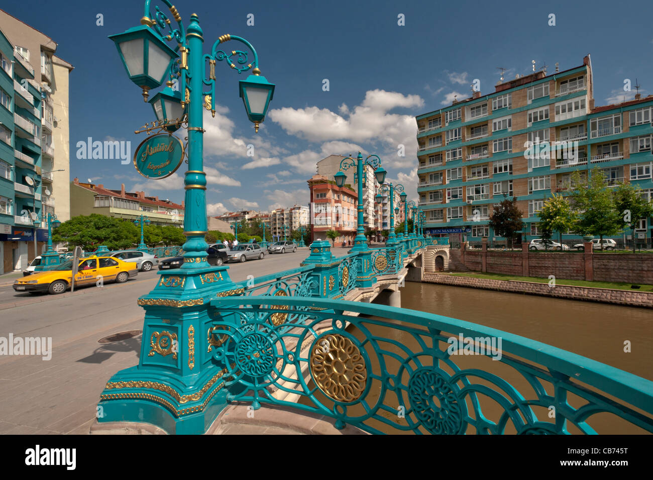 Fiume Porsuk e Eskisehir scena cittadina della Turchia Foto Stock