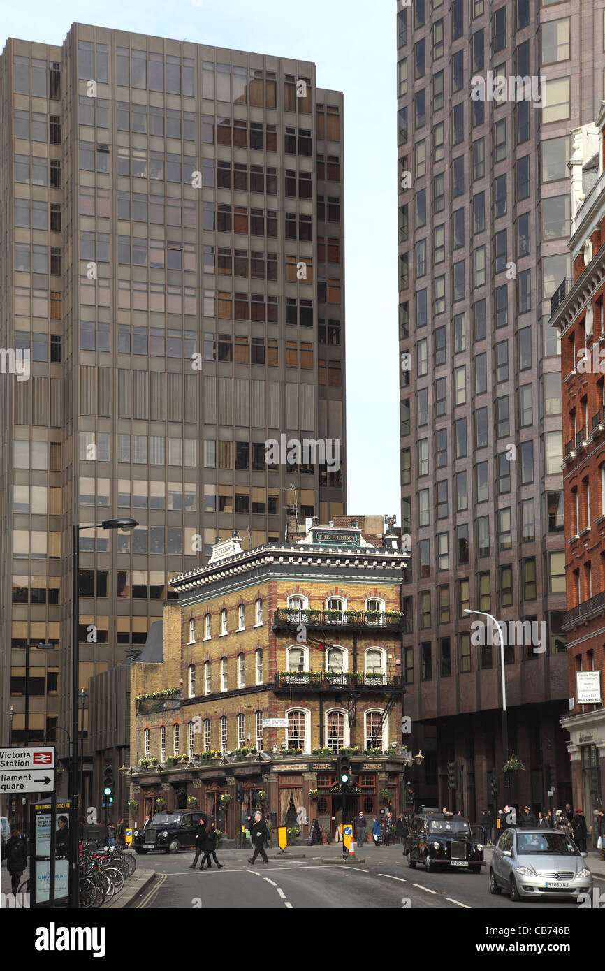 L'Albert su Victoria Street, un tradizionale Vittoriano Pub di Londra sopraffatte da moderni blocchi a torre Foto Stock