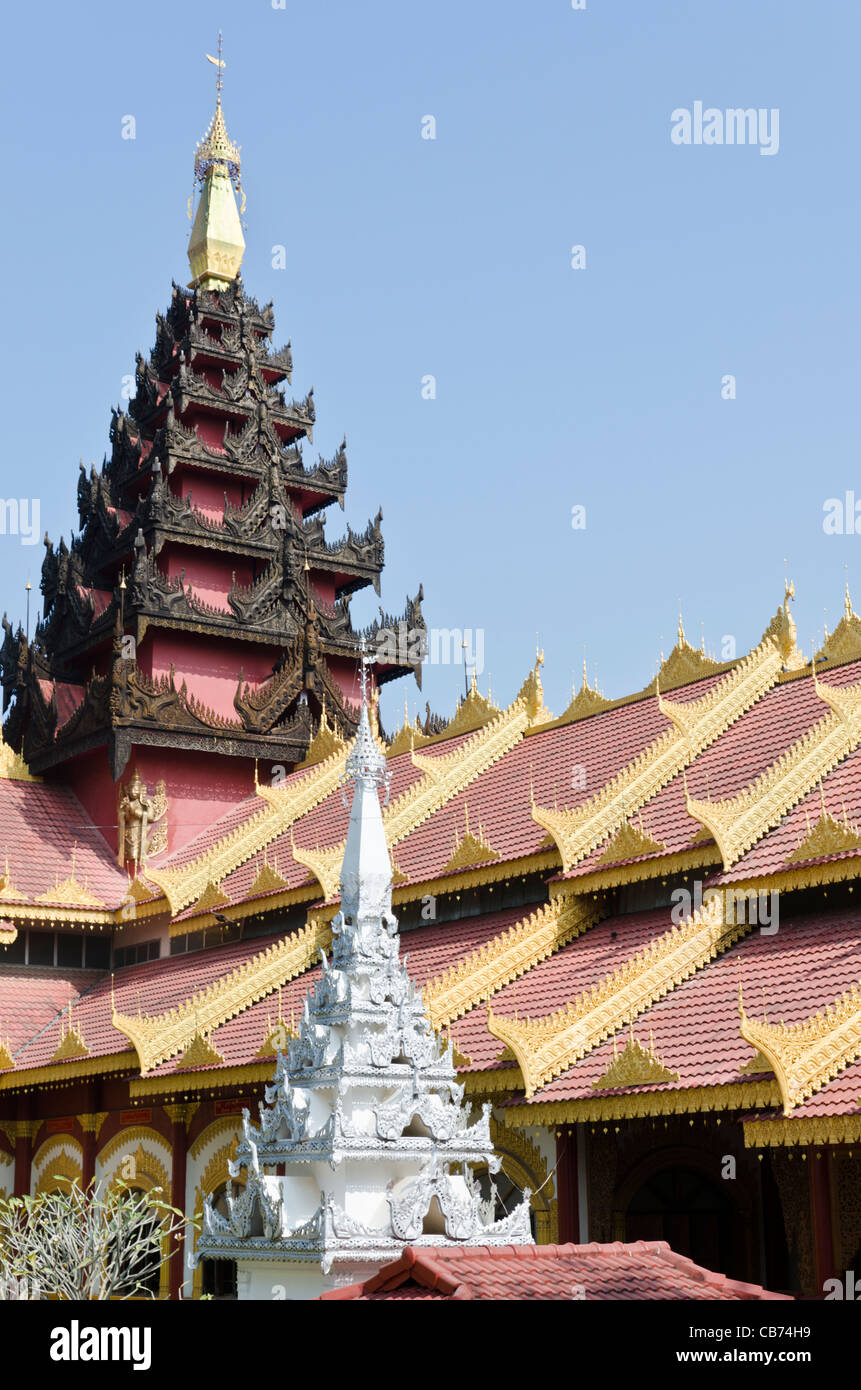 Tempio buddista con un nero e oro pagoda su un tetto e una pagoda bianca in primo piano nel Myanmar Tachileik vicino Maesai Thailandia Foto Stock