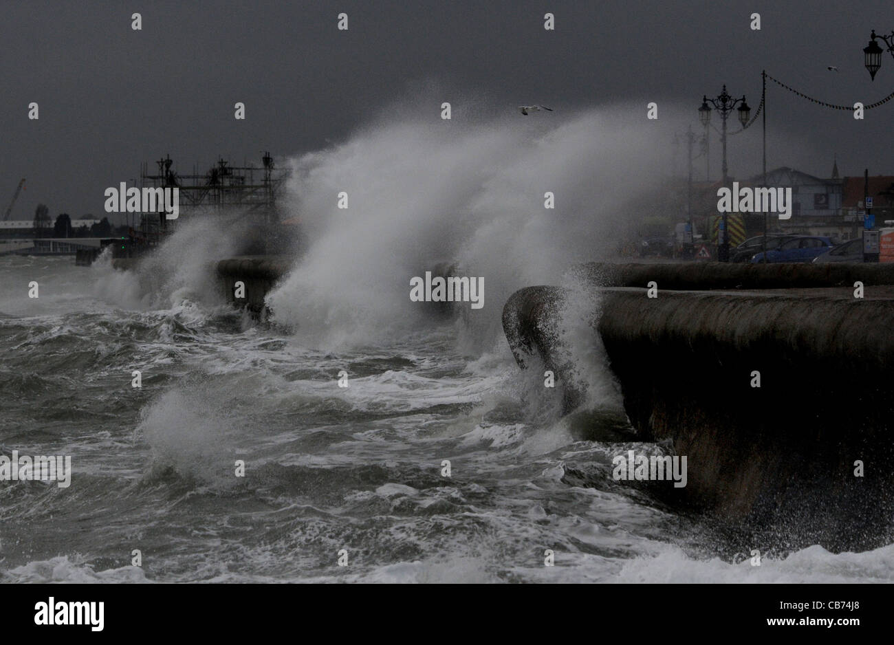 Onde enormi pilotato da gale force venti pastella lungomare di Southsea, HANTS Foto Stock