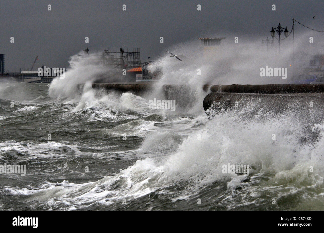 Onde enormi pilotato da gale force venti pastella lungomare di Southsea, HANTS Foto Stock