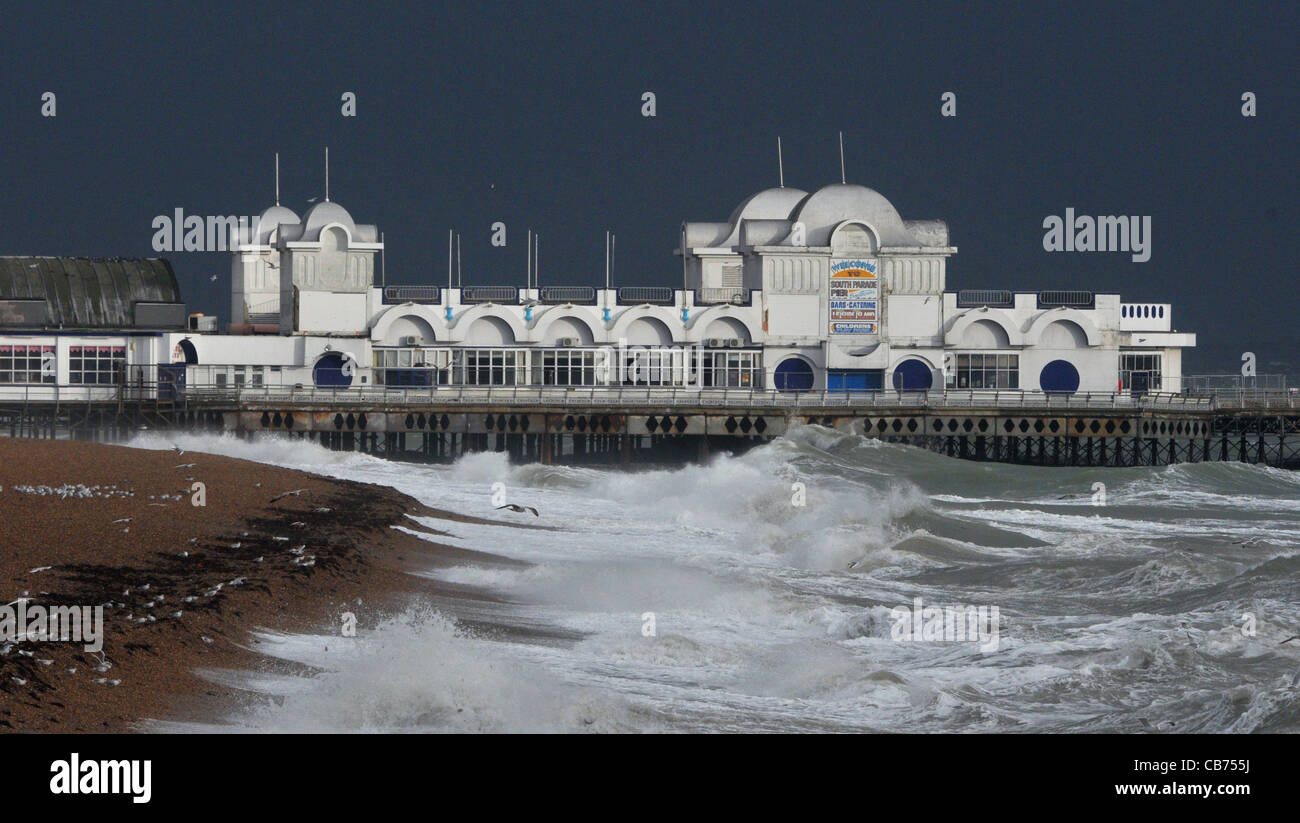 In alto mare la pastella sulla spiaggia accanto a South Parade PIER a Southsea, Hampshire. Foto Stock