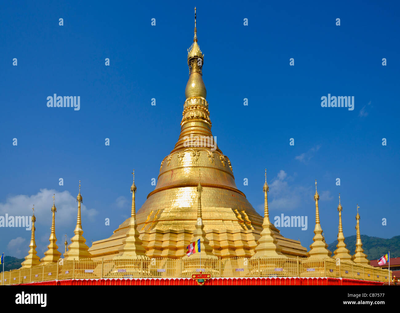 Oro gigante stupa di Tachileik Shwe Dagon Pagoda in Myanmar luccicante al sole in Myanmar Tachileik vicino Maesai Thailandia Foto Stock