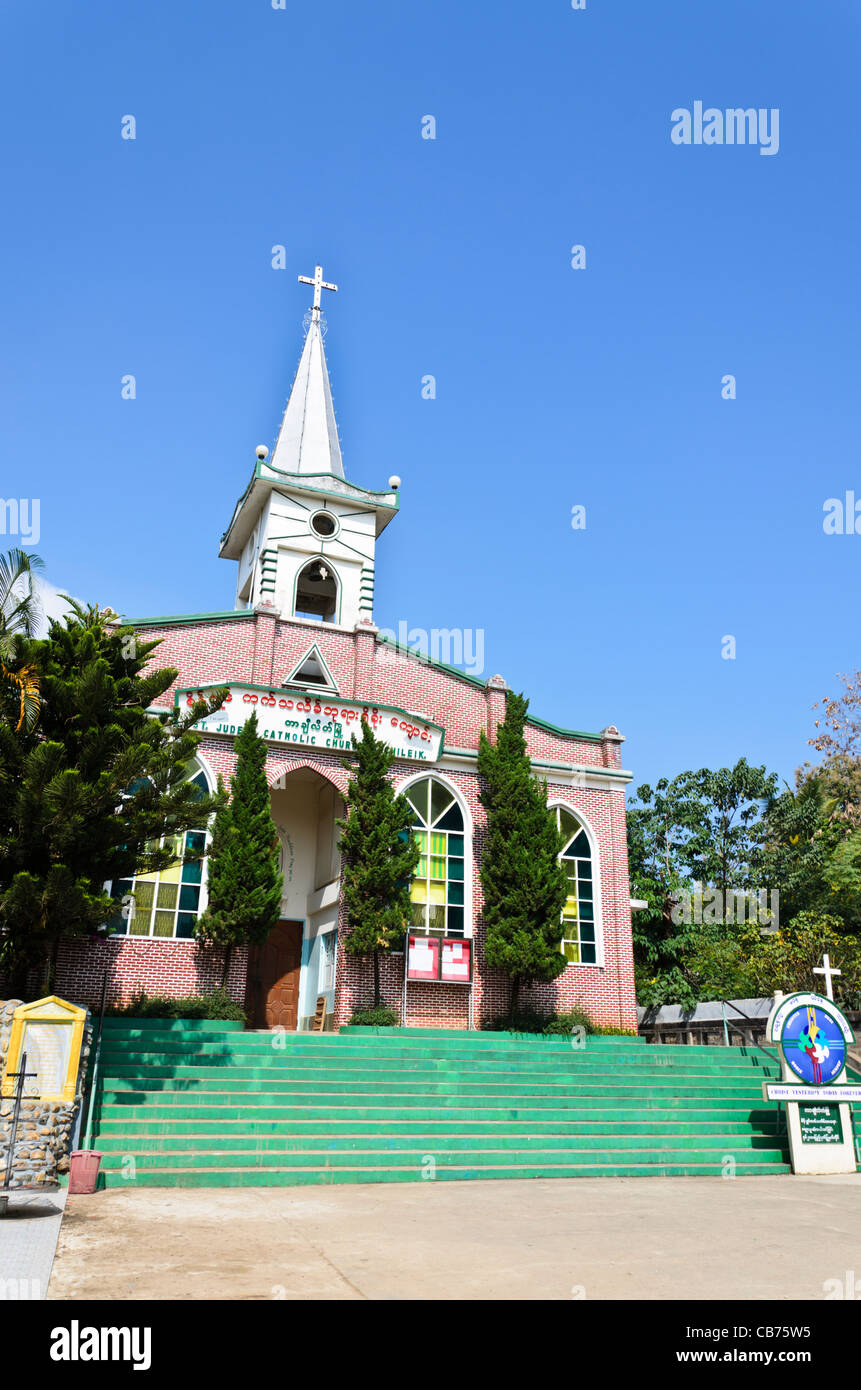 Saint Jude della cattolica Chiesa su un blu chiaro giornata soleggiata in Myanmar Tachileik vicino al confine con il Mae Sai in Thailandia Foto Stock