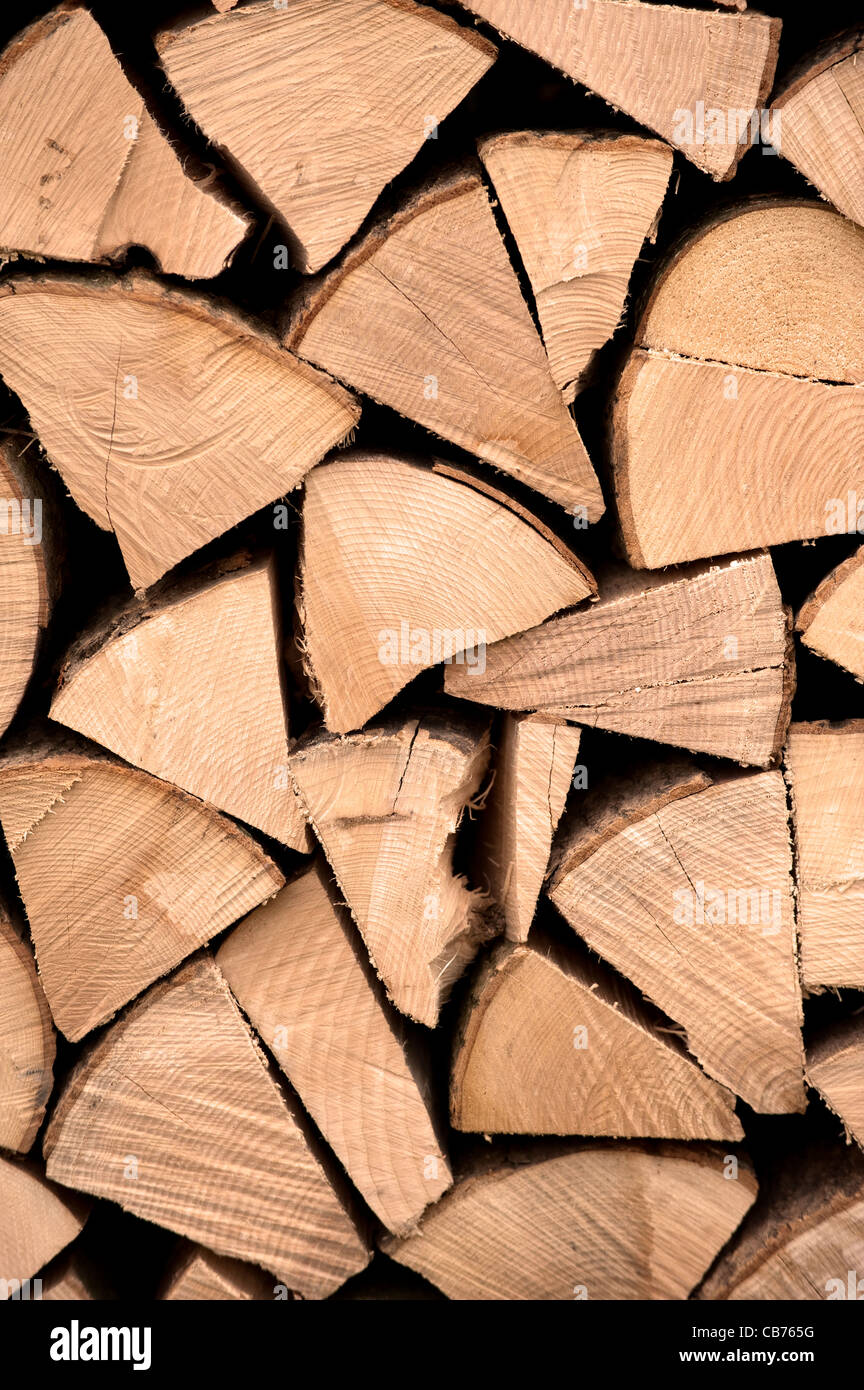 La legna impilate a secco prima della masterizzazione. Foto Stock