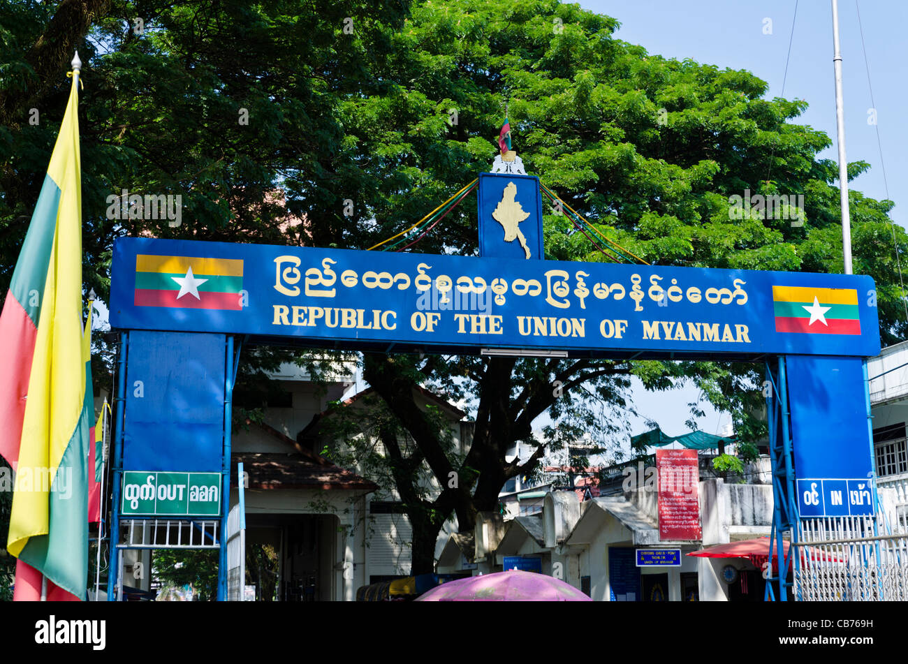 Nuovo "Repubblica dell'Unione di Myanmar" segno a Thai-Burma border crossing in Tachileik Myanmar con checkpoint della dogana Foto Stock