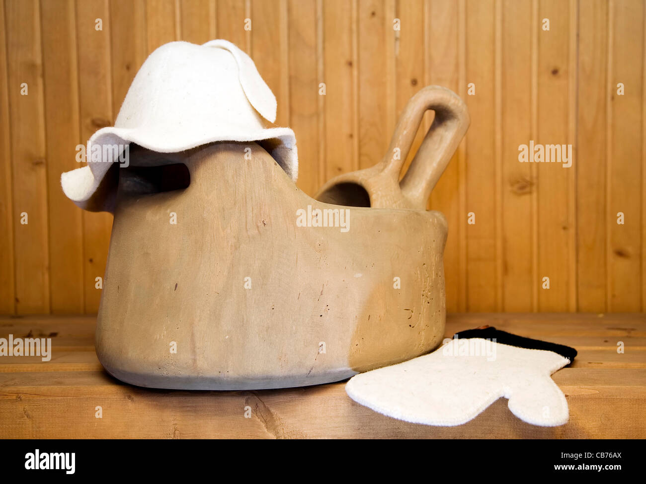 Antica ciotola di legno con cucchiaio per uso in stabilimento balneare Foto Stock