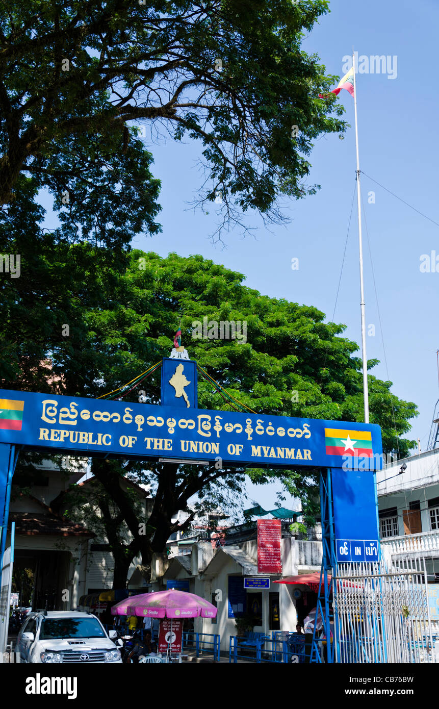Nuovo "Repubblica dell'Unione di Myanmar" segno a Thai-Burma border crossing in Tachileik Myanmar con checkpoint della dogana Foto Stock