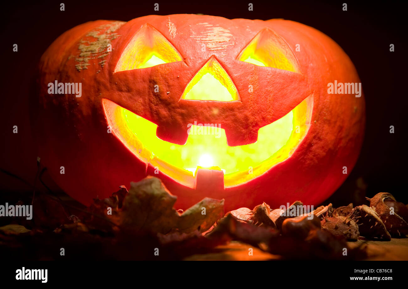 Creepy zucca con candela in bocca, concetto di halloween Foto Stock