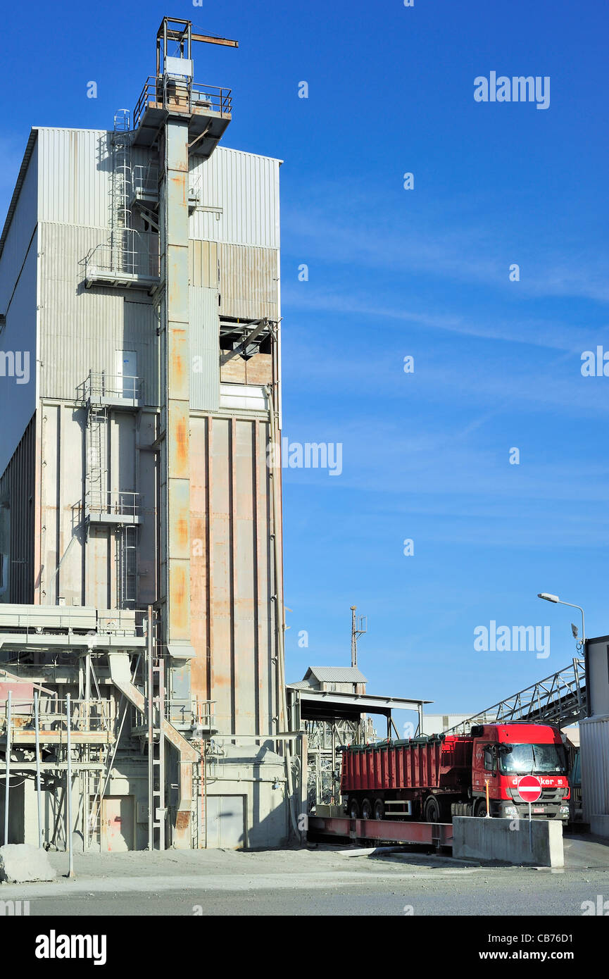Carrello sulla bilancia a cava di porfido, miniera a cielo aperto per la produzione di pietrisco per la costruzione di strade a Lessines, Belgio Foto Stock