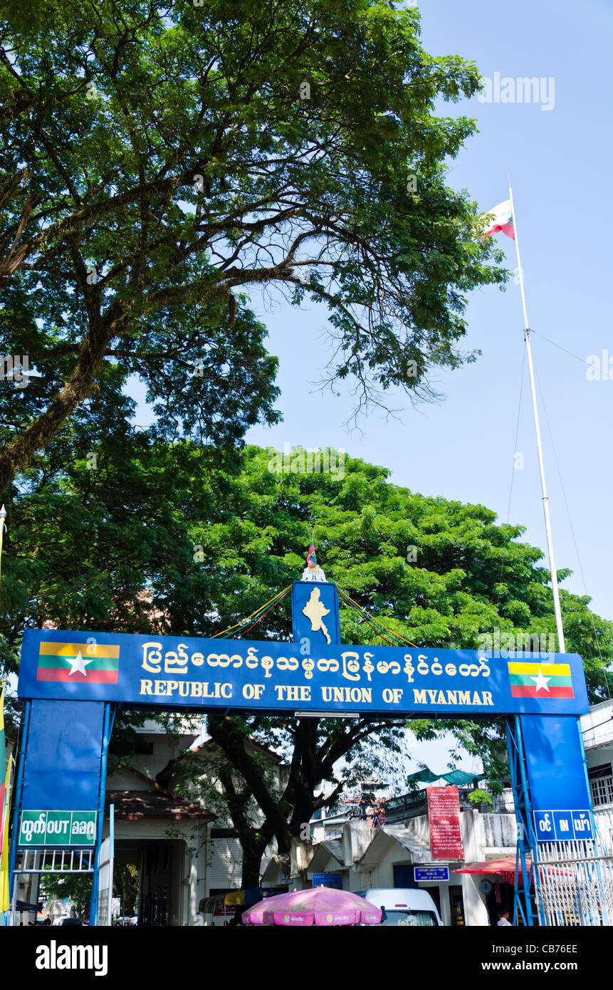 Nuovo "Repubblica dell' Unione di Myanmar' firmare al valico di frontiera in Tachileik Myanmar attraverso dal Mae Sai in Thailandia del Nord Foto Stock