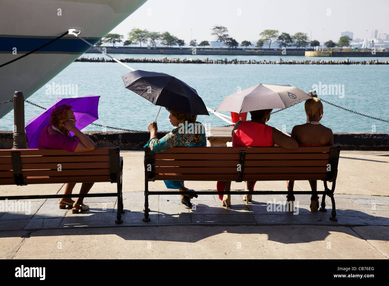 Onorevoli colleghe in conversazione su un banco di lavoro su Chicago il Navy Pier. Foto Stock