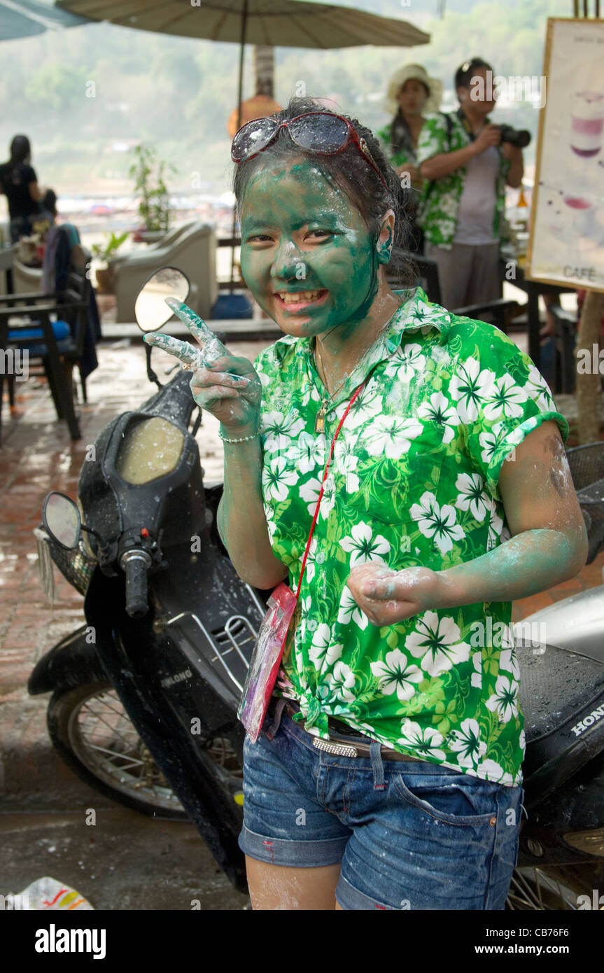 La ragazza con la faccia coperta di vernice verde durante un acqua-lotta per celebrare Lao Anno Nuovo (Pi Mai Lao), Luang Prabang, Laos Foto Stock