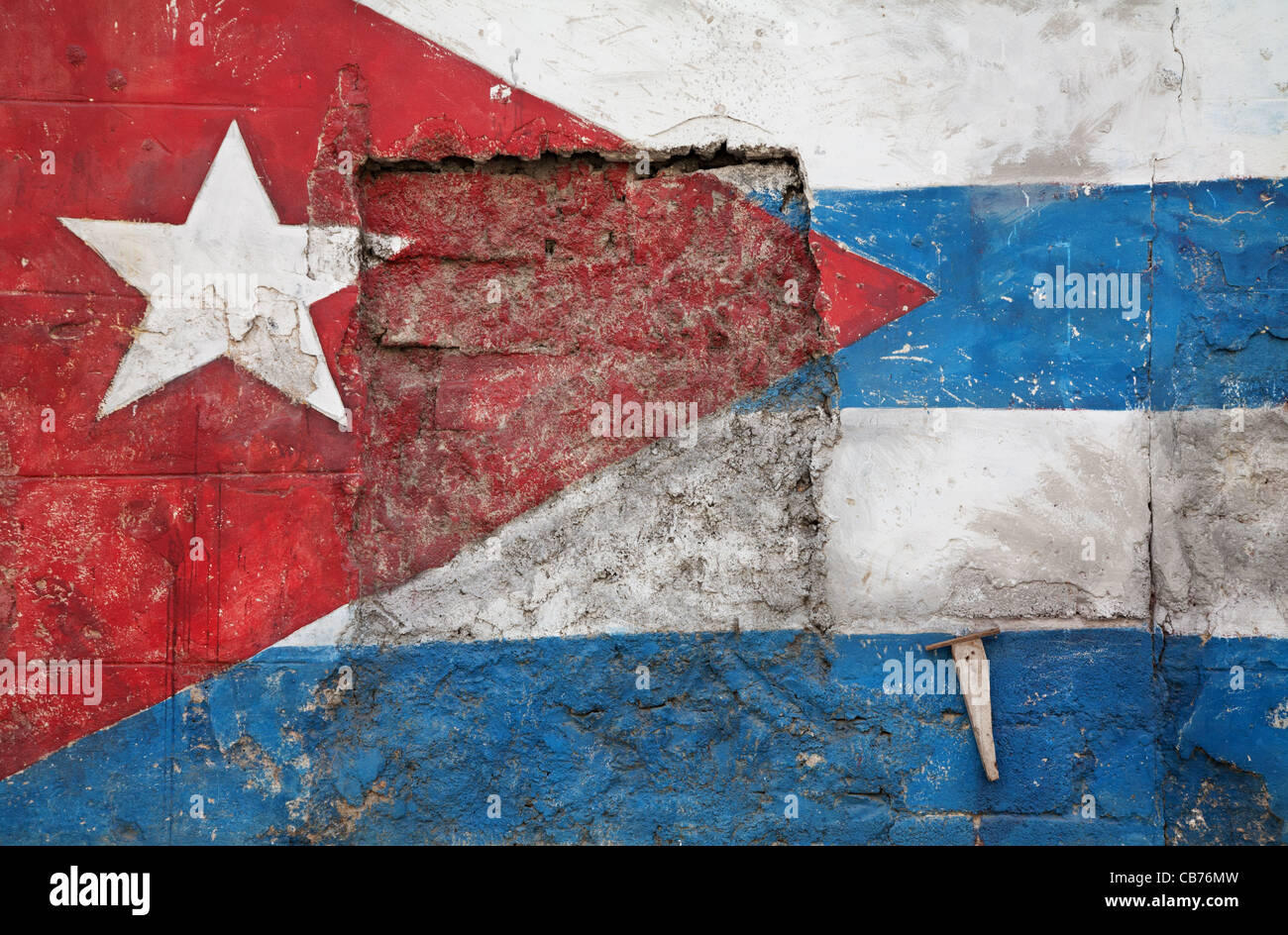 Un cubano bandiera dipinta in muri cadenti di l'Avana Vecchia (La Habana, Cuba Foto Stock