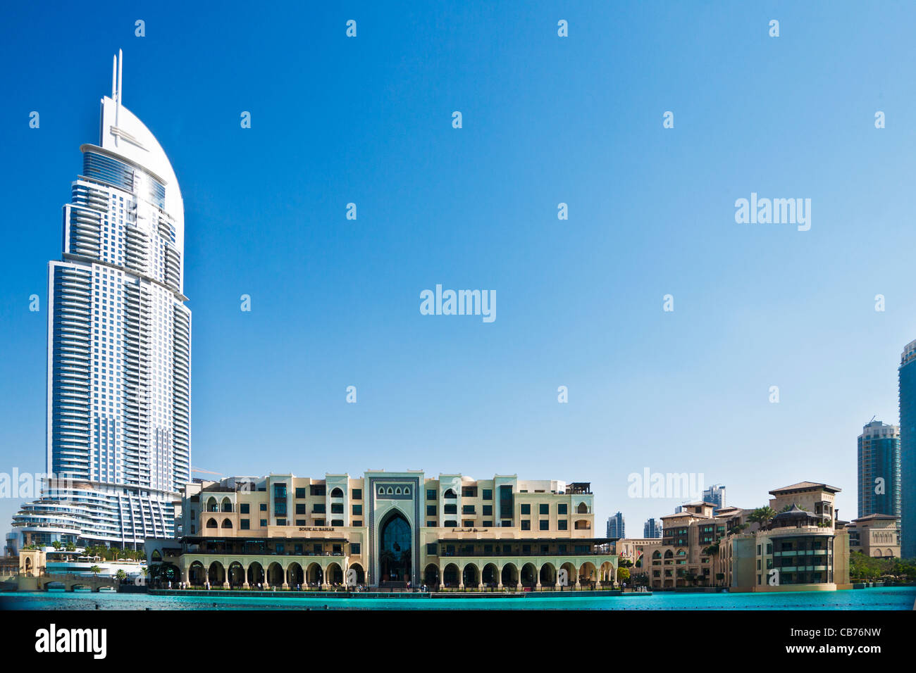 Il centro di Dubai con l'indirizzo, un hotel di lusso a cinque stelle,e il Souk al Bahar sulla destra. Foto Stock Il centro di Dubai con l'indirizzo, un hotel di lusso a cinque stelle,e il Souk al Bahar sulla destra. Foto Stock