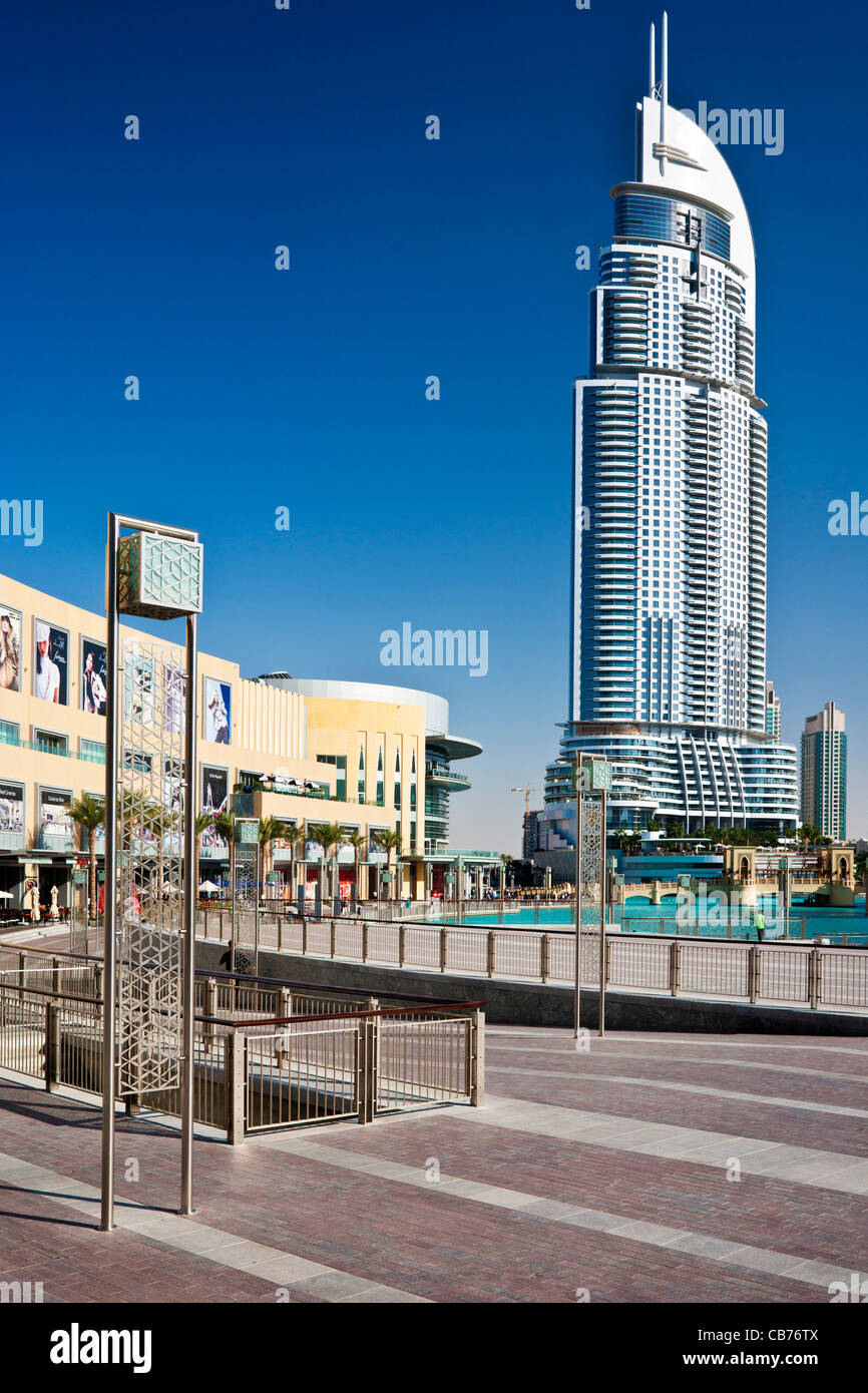 Il centro di Dubai con il Dubai Shopping Mall sulla sinistra,l'indirizzo, un hotel di lusso a cinque stelle, sulla destra. Foto Stock