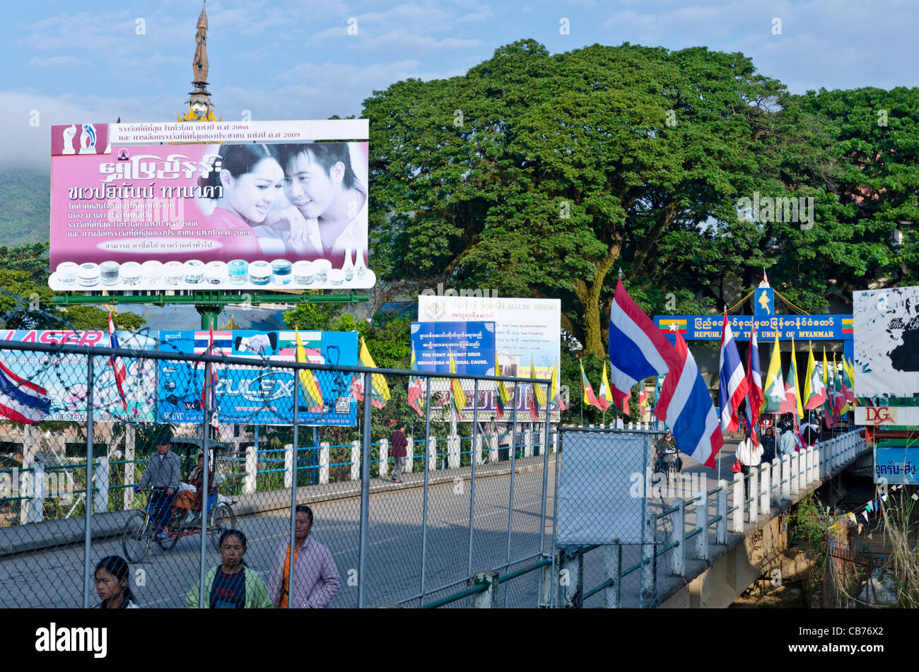 La gente a piedi attraverso internazionale ponte tra Maesai Thailandia & Tachileik Myanmar con il segno "Repubblica dell' Unione di Myanmar Foto Stock