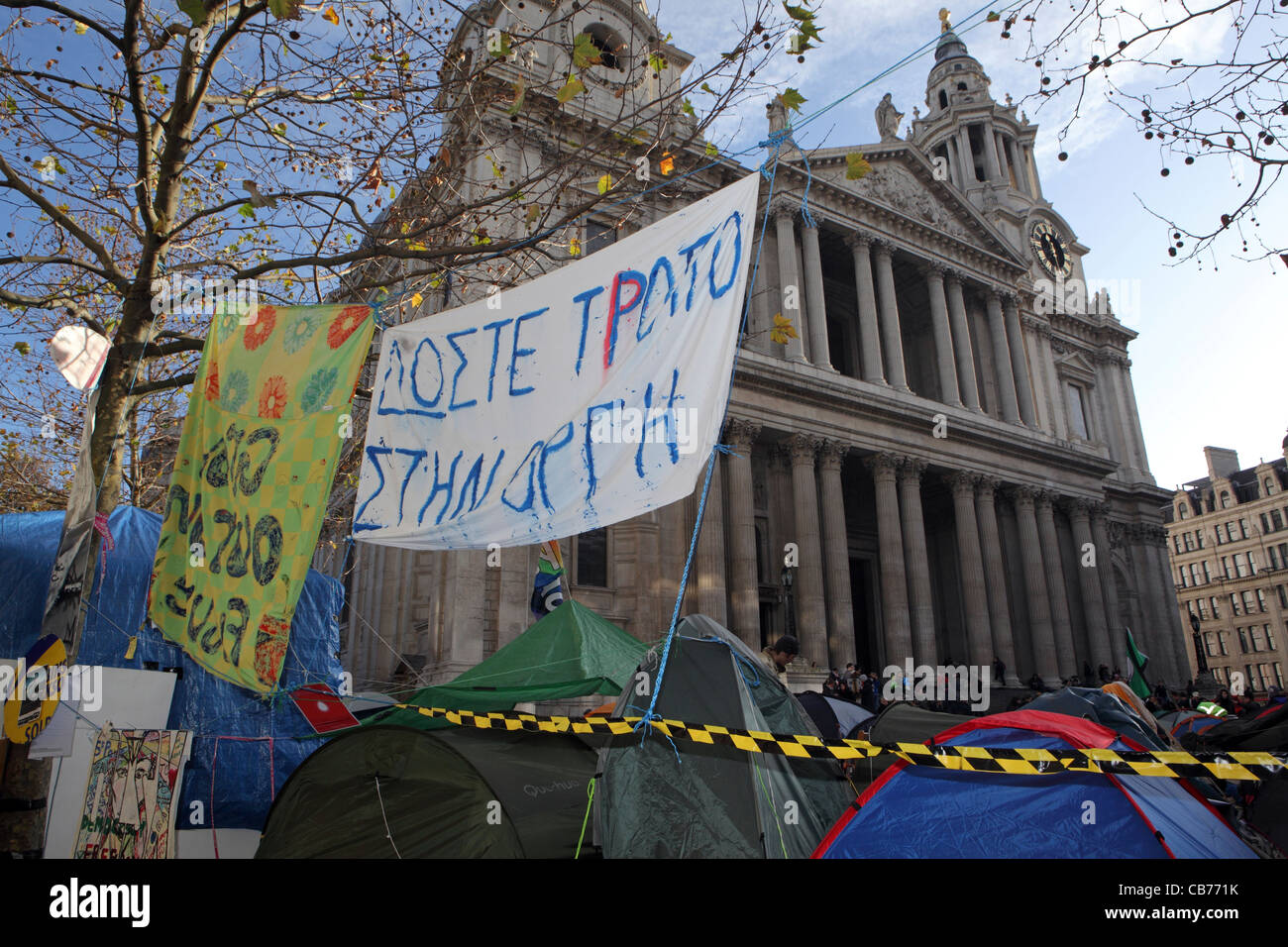 Occupare Londra striscioni di protesta in greco, la Cattedrale di St Paul, città di Londra, Regno Unito Foto Stock