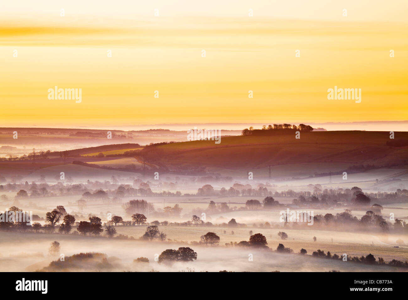 Un inverno sunrise vista da Martinsell collina sopra la valle di Pewsey nel Wiltshire, Inghilterra, Regno Unito Foto Stock
