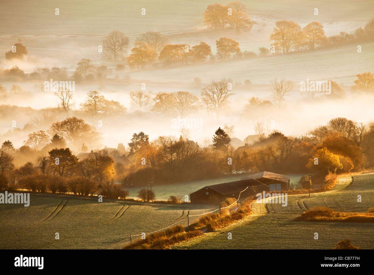 Sunrise Anautumn vista da Martinsell collina sopra la valle di Pewsey nel Wiltshire, Inghilterra, Regno Unito Foto Stock