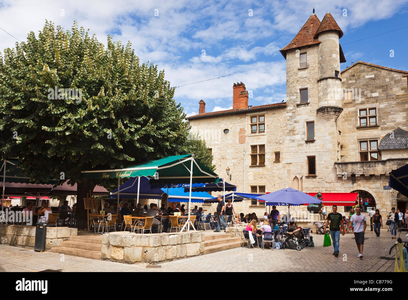 Perigueux, Francia, Dordogne - Place St Louis nella città di Perigueux, Francia in estate Foto Stock