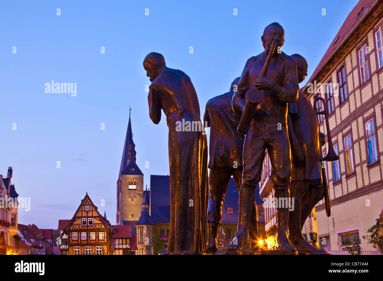 Crepuscolo in piazza del mercato o quadrata, Markt, Quedlinburg, Germania. Statua di Muenzenberg musicisti in primo piano. Foto Stock