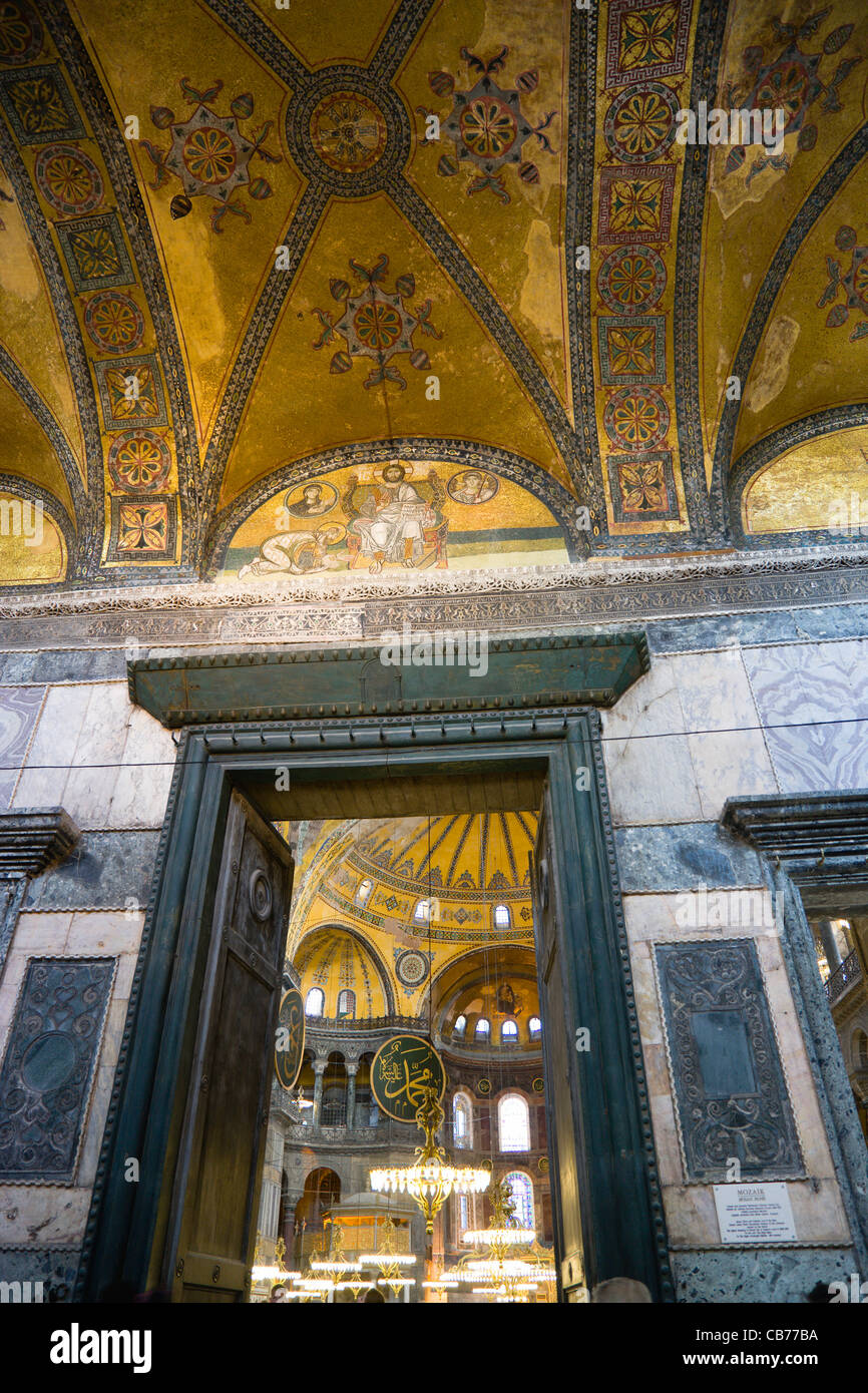 Turchia, Istanbul, Sultanahmet, Haghia Sophia il cancello imperiale con mosaici di cui sopra e la navata centrale del Duomo al di là. Foto Stock