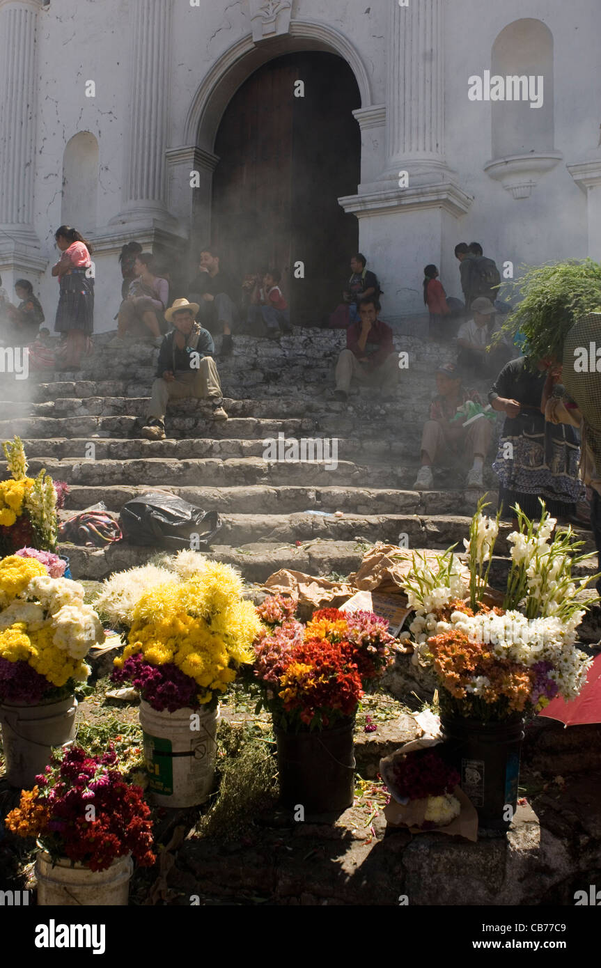 Santo Tomas chiesa a Chichicastenango, Guatemala, che mescola con successo cristiane e pagane credenze indiane. Foto Stock