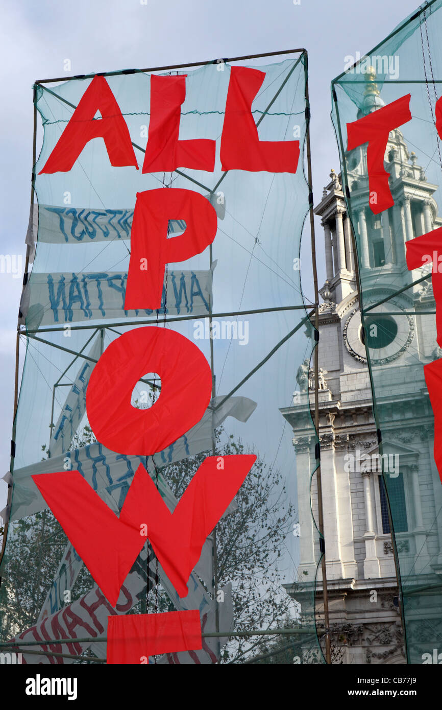 "Tutto il potere al 99% occupare" (dettaglio) che occupano la protesta di Londra, la Cattedrale di St Paul, Londra, Regno Unito Foto Stock