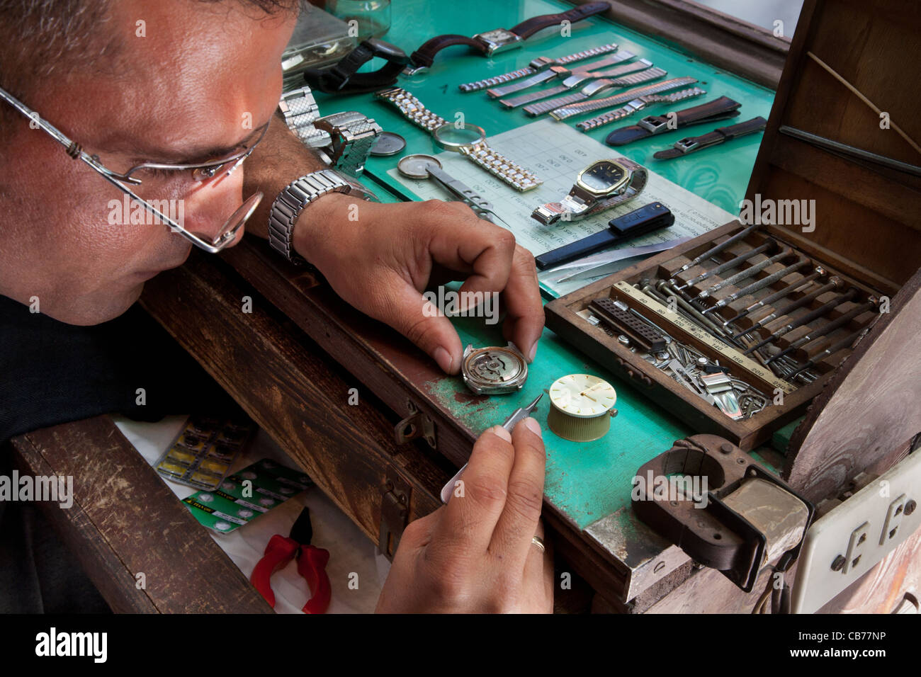 Clock-pezzo repairman, Havana (La Habana, Cuba Foto Stock
