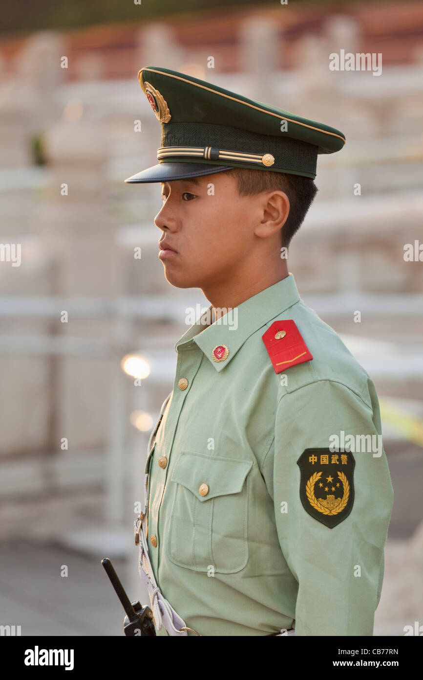 Giovane maschio soldato cinese di guardia all'ingresso della Torre di Tiananmen Porta della Pace Celeste, Pechino, Cina e Asia Foto Stock