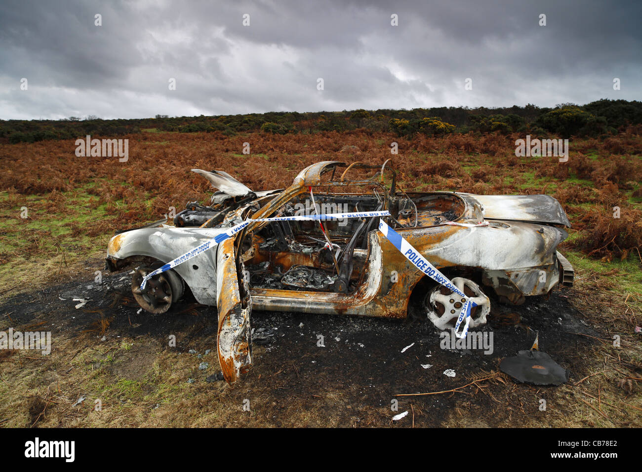 Un bruciata Mazda MX5 su Dartmoor nel Devon, Regno Unito. Foto Stock
