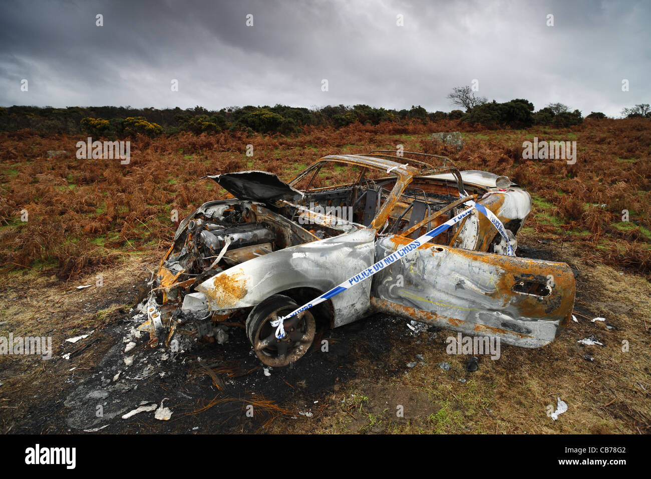 Un bruciata Mazda MX5 su Dartmoor nel Devon, Regno Unito. Foto Stock