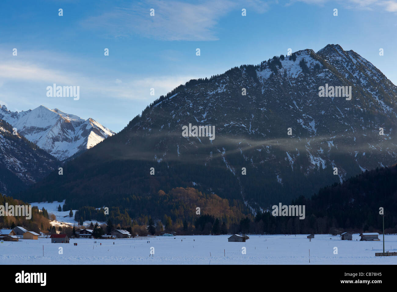 Cime coperte di neve dell'Allgaeu Alpi nel tardo pomeriggio la luce Foto Stock