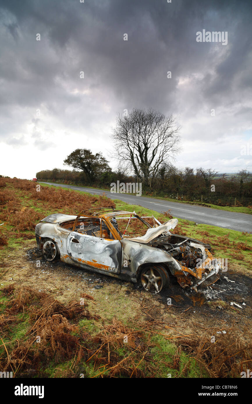 Un bruciata Mazda MX5 su Dartmoor nel Devon, Regno Unito. Foto Stock