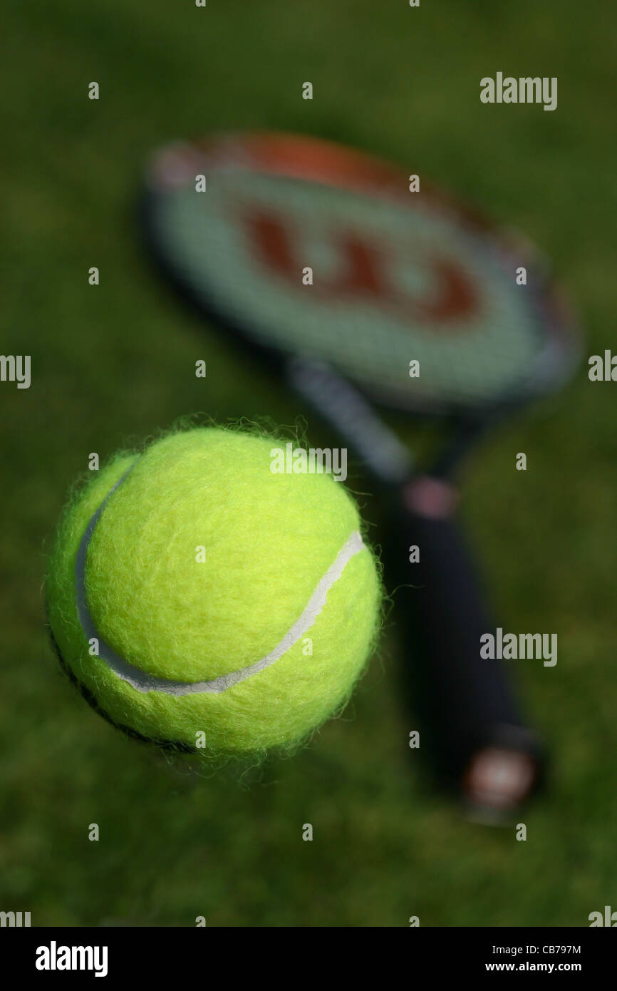 Immagini astratte di attrezzature sportive. Racchetta da Tennis e sfera Foto Stock