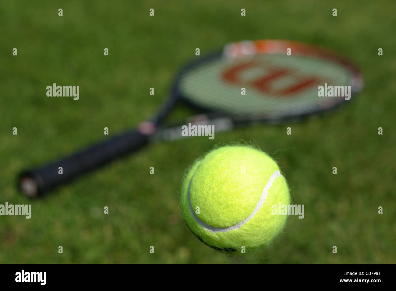 Immagini astratte di attrezzature sportive. Racchetta da Tennis e sfera Foto Stock