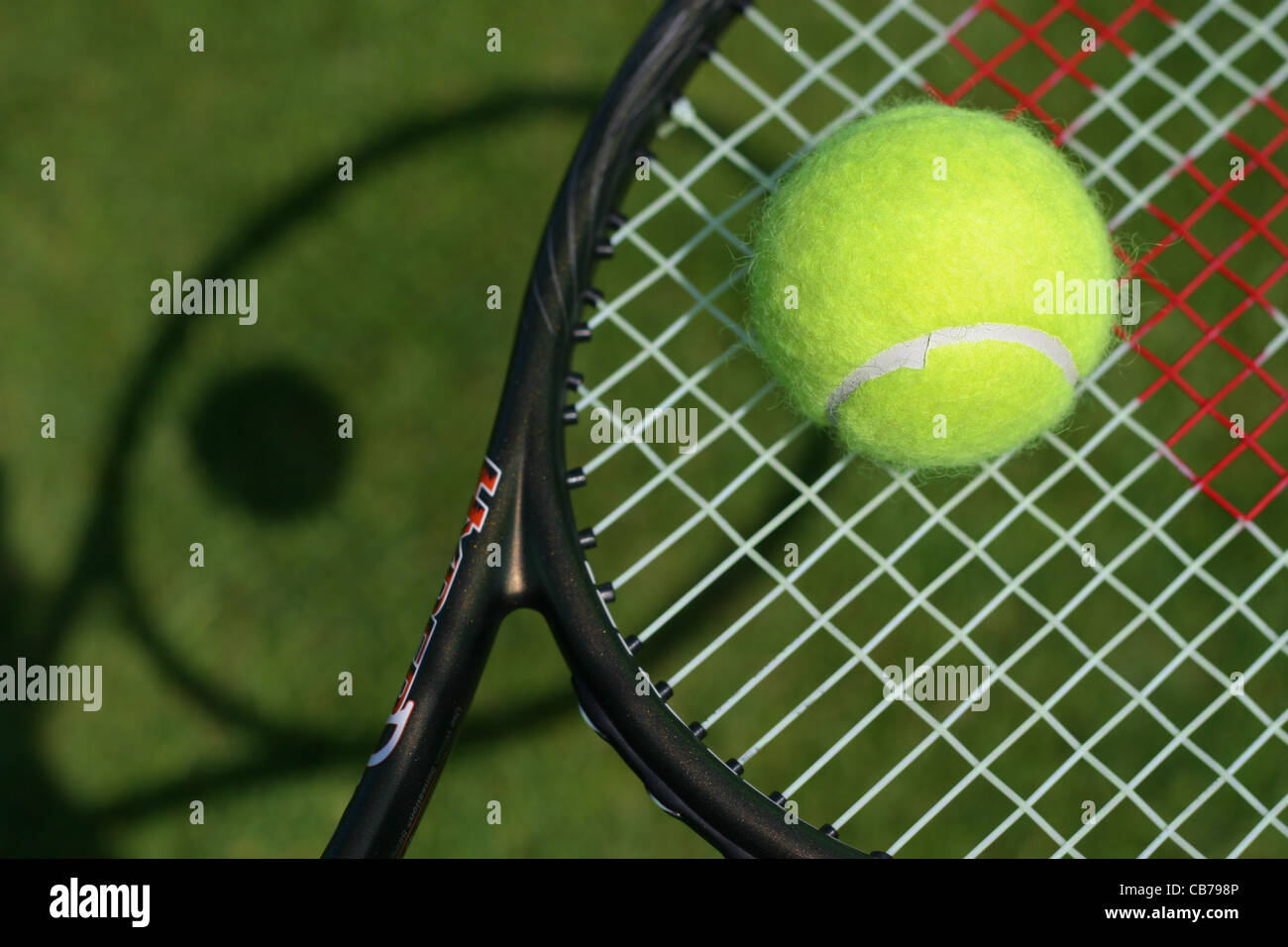 Immagini astratte di attrezzature sportive. Racchetta da Tennis e sfera Foto Stock