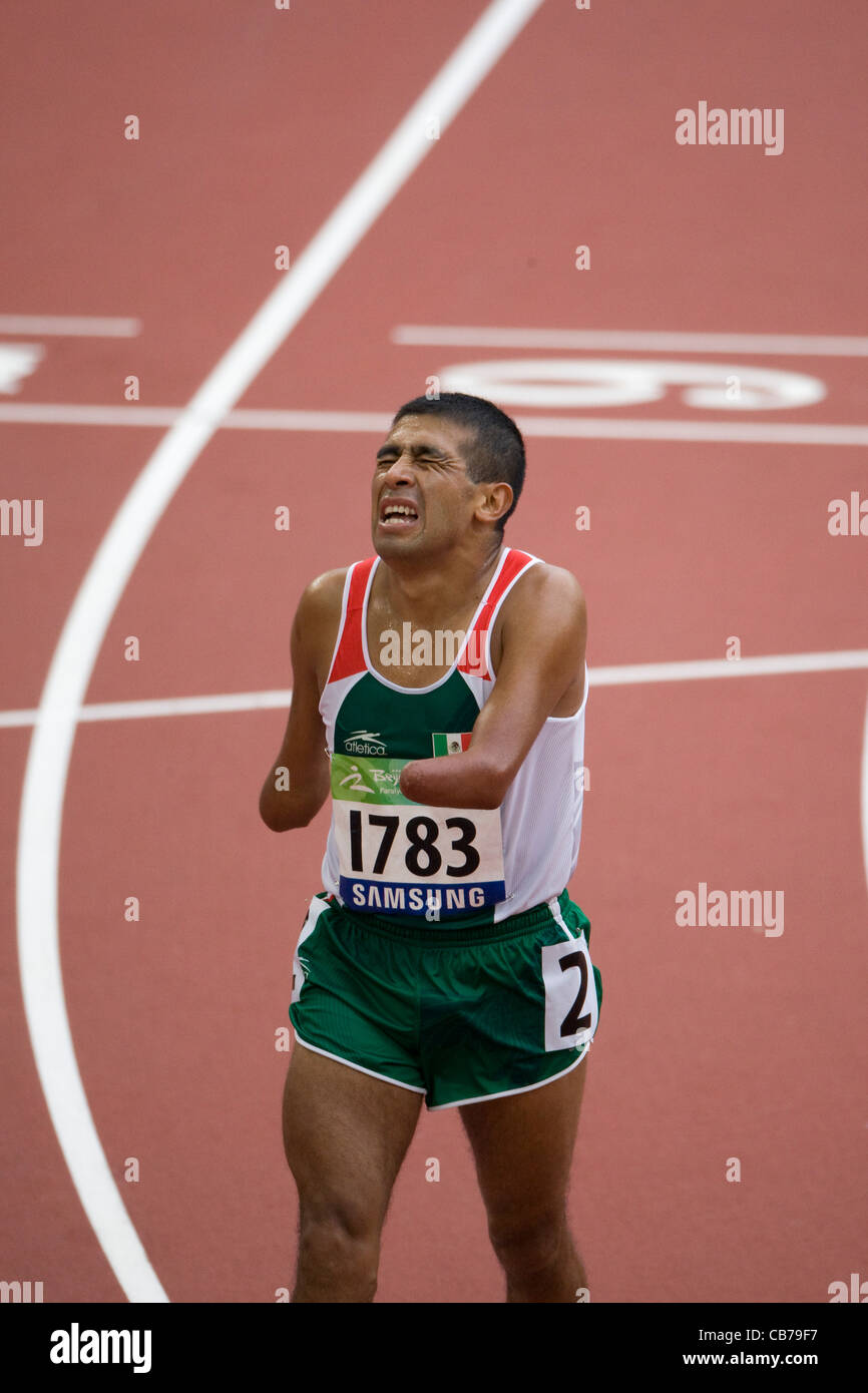 2008 Giochi Paralimpici che mostra il doppio lato amputato atleta dal Messico negli uomini 5000 metri di gara Foto Stock